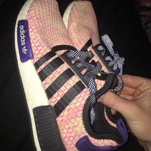 WOMENS NMD SIZE 7 (KIDS SIZE 5)